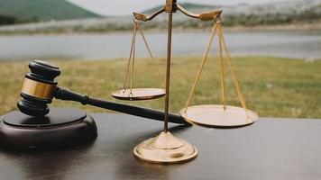 concept de justice et de droit. juge masculin dans une salle d'audience avec le marteau, travaillant avec, clavier d'ordinateur et d'accueil, lunettes, sur table à la lumière du matin video