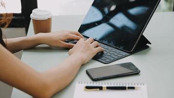 homme d'affaires travaillant avec un téléphone intelligent et un ordinateur portable et une tablette numérique au bureau avec le marketing numérique video