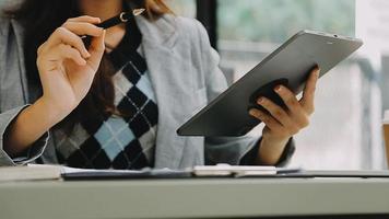 Geschäftsmann, der mit Smartphone und Laptop und digitalem Tablet-Computer im Büro mit digitalem Marketing arbeitet video