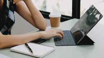 uomo d'affari Lavorando con inteligente Telefono e il computer portatile e digitale tavoletta computer nel ufficio con digitale marketing video