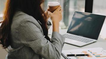 hombre de negocios que trabaja con teléfonos inteligentes, computadoras portátiles y tabletas digitales en la oficina con marketing digital video