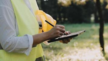 costruzione ingegnere Lavorando a planimetria per costruire grande commerciale edifici nel ufficio. ingegneria utensili e costruzione concetto video