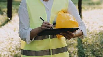 Bauingenieur, der an der Blaupause arbeitet, um große Geschäftsgebäude im Büro zu bauen. Engineering-Tools und Konstruktionskonzept video