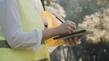 Bauingenieur, der an der Blaupause arbeitet, um große Geschäftsgebäude im Büro zu bauen. Engineering-Tools und Konstruktionskonzept video