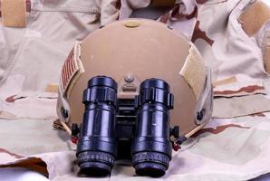 gafas de visión nocturna en casco en uniforme de camuflaje del desierto foto