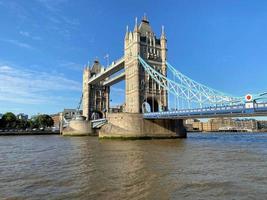 londres en el reino unido en junio de 2022. una vista del puente de la torre en londres foto