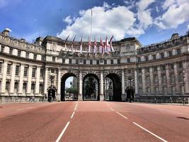 una vista del arco del almirantazgo en londres foto