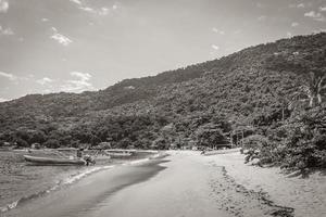 la gran isla tropical ilha grande abraao beach brasil. foto