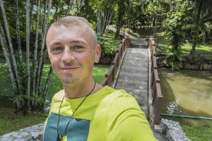 turista viajero en los jardines botánicos de perdana en kuala lumpur, malasia. foto