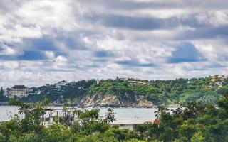 hermoso panorama natural paisaje marino palmeras playa puerto escondido mexico. foto