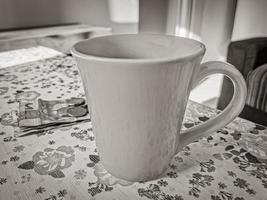 taza roja de café y dinero en la mesa brasil. foto