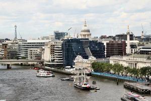 una vista del río támesis cerca de westminster foto