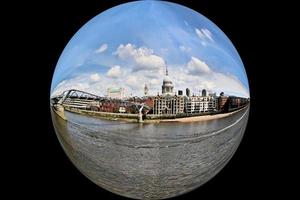 una vista del río támesis cerca de westminster foto