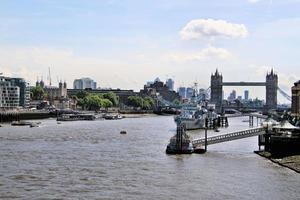 una vista del río támesis cerca de westminster foto