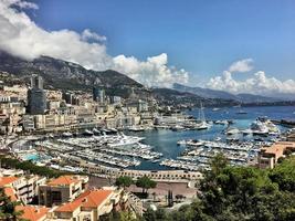 una vista del puerto de mónaco en francia foto