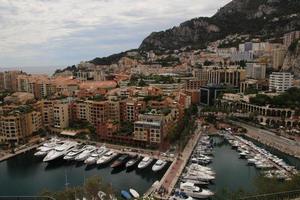 una vista del puerto de mónaco en francia foto