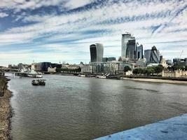 una vista del río támesis cerca de westminster foto