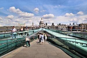 londres en el reino unido en junio de 2022. una vista de la catedral de san pablo al otro lado del río támesis foto