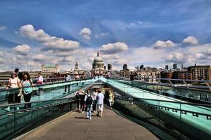 londres en el reino unido en junio de 2022. una vista de la catedral de san pablo al otro lado del río támesis foto