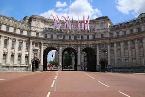 una vista del arco del almirantazgo en londres foto