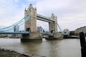 londres en el reino unido en junio de 2022. una vista del puente de la torre en londres foto