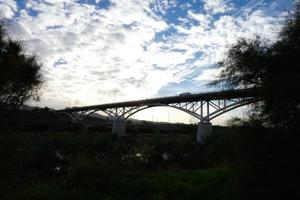 puente sobre el río llobregat, obra de ingeniería para el paso de coches, camiones y autobuses. foto