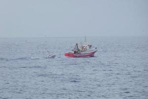 barco pesquero que regresa de pescar en el mar mediterráneo. foto