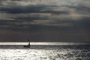 velero navegando en el mar mediterráneo, aguas tranquilas foto