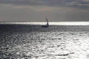 velero navegando en el mar mediterráneo, aguas tranquilas foto