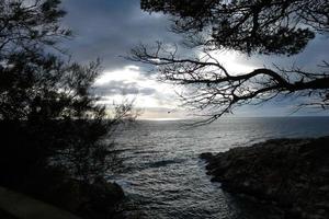 nubes dispersas en el cielo que indican un cambio en el clima. foto