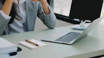 homme d'affaires travaillant avec un téléphone intelligent et un ordinateur portable et une tablette numérique au bureau avec le marketing numérique video