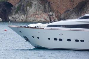 yate moderno anclado en medio de una bahía en la costa brava foto