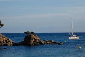costa mediterránea con rocas en la región catalana, españa foto