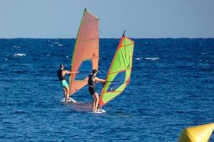 practicando windsurf en el mar mediterráneo, mar en calma foto