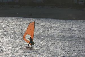 practicando windsurf en el mar mediterráneo, mar en calma foto