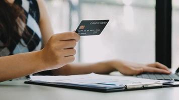 mãos masculinas segurando um cartão de crédito e usam telefone celular para compras on-line de pagamento on-line video