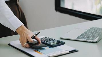 homme d'affaires travaillant avec un téléphone intelligent et un ordinateur portable et une tablette numérique au bureau avec le marketing numérique video