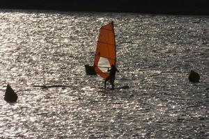 practicando windsurf en el mar mediterráneo, mar en calma foto