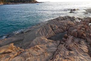 costa mediterránea con rocas en la región catalana, españa foto