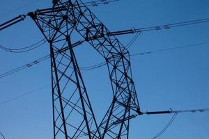 torres metálicas, obras de ingeniería que soportan los cables de cobre que transportan la electricidad. foto