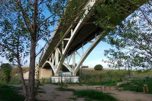 puente sobre el río llobregat, obra de ingeniería para el paso de coches, camiones y autobuses. foto