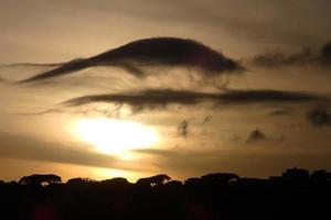 nubes dispersas en el cielo que indican un cambio en el clima. foto