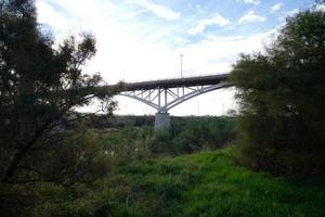 puente sobre el río llobregat, obra de ingeniería para el paso de coches, camiones y autobuses. foto