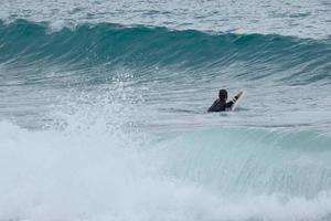 surfistas montando olas en un mar agitado por tormentas foto