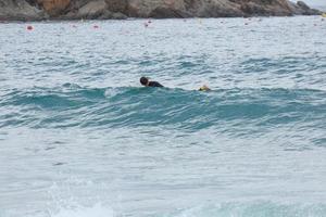 surfistas montando olas en un mar agitado por tormentas foto