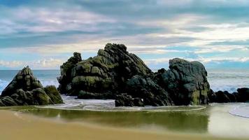 bellissimo surfer onde rocce scogliere a spiaggia puerto escondido Messico. video