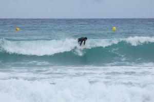 surfistas montando olas en un mar agitado por tormentas foto