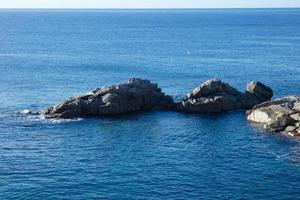 rocas y mar en la costa brava catalana, mar mediterráneo, mar azul foto