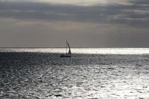 velero navegando en el mar mediterráneo, aguas tranquilas foto