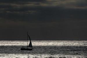 velero navegando en el mar mediterráneo, aguas tranquilas foto